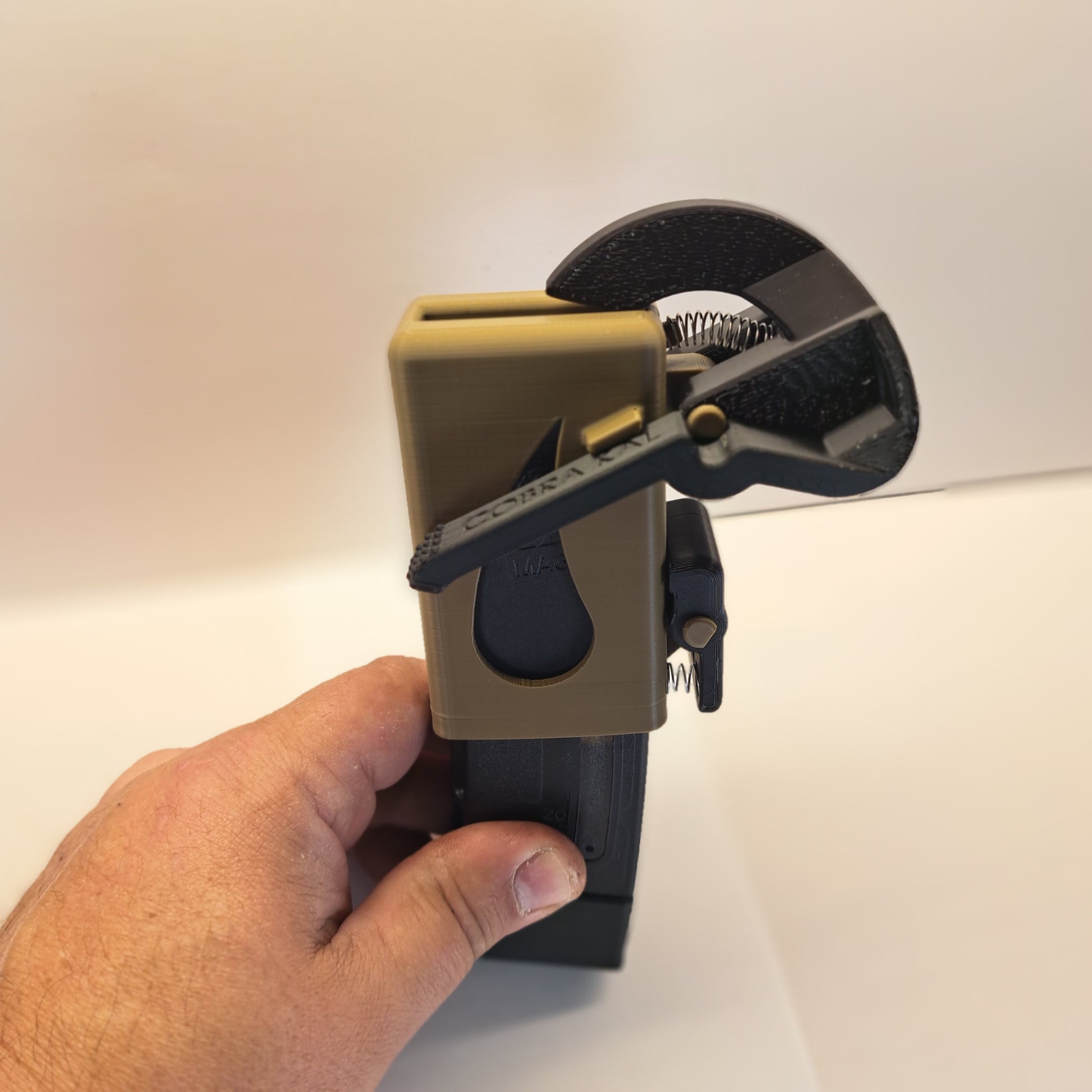 left side image od a speed loader for cz scorpion evo III
